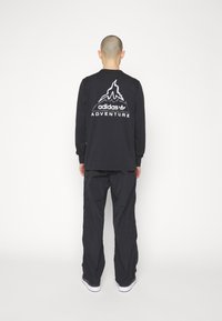 adidas Originals VOLCANO - Ilgarankovis viršutinės dalies drabužis - black