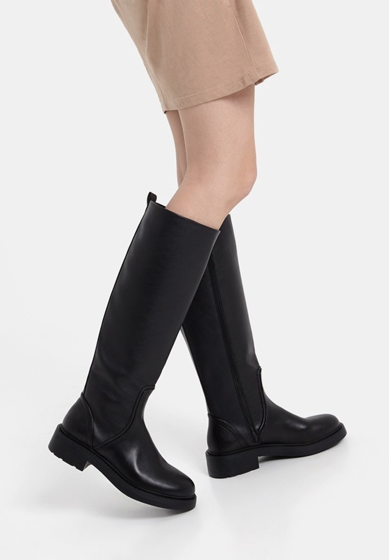 Schwarze knöchelhoche Stiefel aus glattem Leder, mit einem seitlichen Reißverschluss, runder Zehenpartie und einem moderaten Blockabsatz.