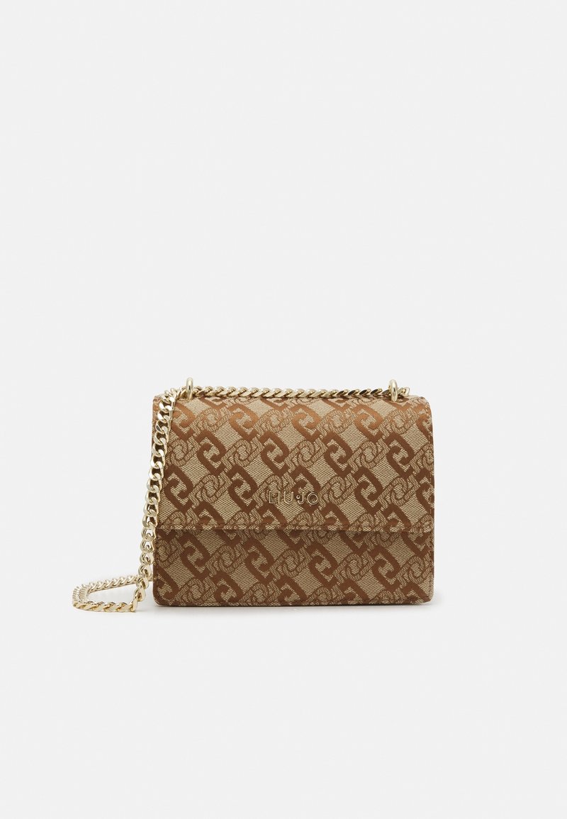 Brun mønstret håndtaske med en guldkæde-strap, der har et præget logo og en struktureret overflade. Rektangulær form med flaplukning.
