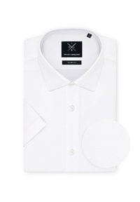 Biała koszula slim fit z klasycznym kołnierzykiem, krótkimi rękawami i zapięciem na guziki. Materiał ma subtelną fakturę. Zawiera próbkę tkaniny.
