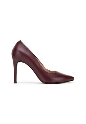 Décolleté in pelle bordeaux con punta a punta, tacco a spillo sottile e lati bassi.