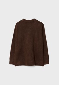 Maglione marrone in lana con scollo a girocollo, spalle scese e una vestibilità morbida. Texture liscia con dettagli a costine nel collare e nei polsini.