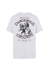 Hvid bomulds t-shirt med grafik af to løver i kamp, med teksten "DANGEROUS GROUNDS" og andre detaljer i sort.