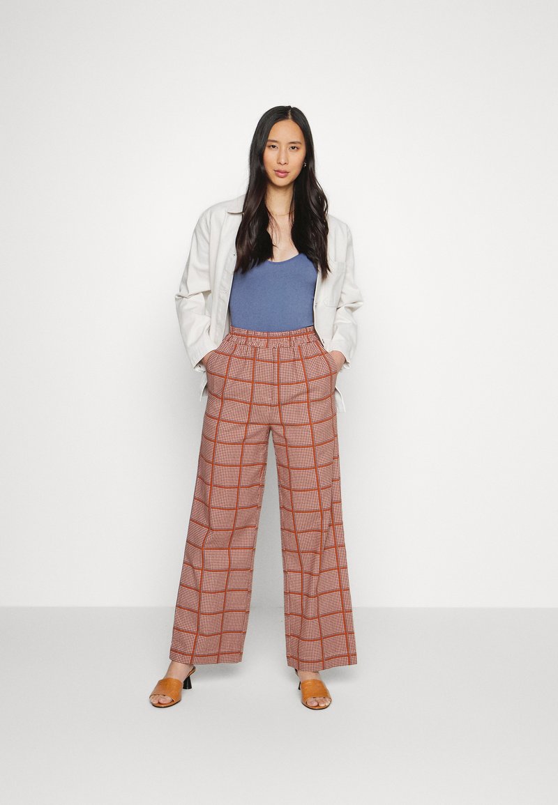 esmé studios LOOSE PANTS - Pantalones - brownie/chocolate fondant/ocre -