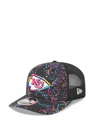 Casquette noire avec un design à éclaboussures de plusieurs couleurs. Présente un logo en relief des Kansas City Chiefs à l'avant et des panneaux latéraux en mesh.