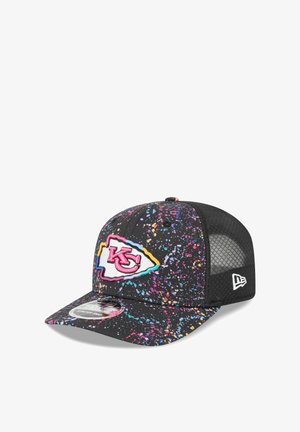 Schwarze Kappe mit einem Farbspritzdesign in mehreren Farben. Mit einem erhabenem Kansas City Chiefs Logo auf der Vorderseite und Netzseitenpanelen.