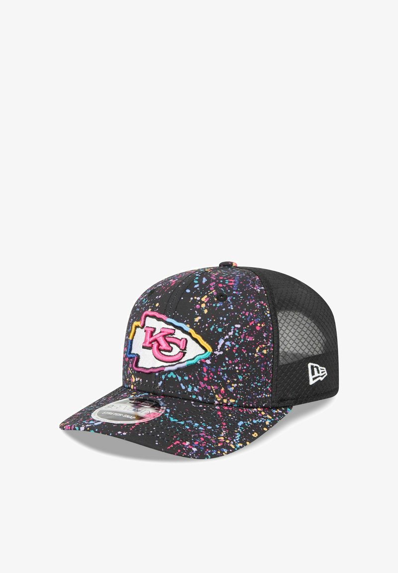 Casquette noire avec un design à éclaboussures de plusieurs couleurs. Présente un logo en relief des Kansas City Chiefs à l'avant et des panneaux latéraux en mesh.