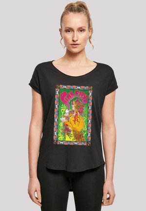 Schwarz getragenes T-Shirt mit lockerer Passform, das ein farbenfrohes Pink Floyd Grafikdesign mit komplexen Mustern und lebendigen Farben auf der Vorderseite zeigt.