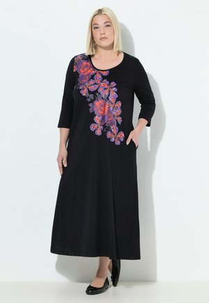 Abito maxi nero con maniche a tre quarti, caratterizzato da un motivo floreale colorato in rosso e viola, e tasche laterali. Tessuto dalla texture morbida.