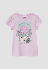 Hellblaue Baumwoll-T-Shirt mit kurzen Ärmeln, das einen grafischen Druck von Palmen, Sonne und Text in Schwarz und Türkis zeigt.