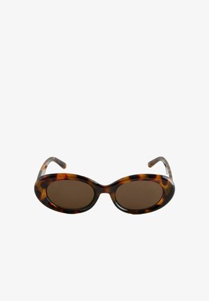 Oval geformte Schildpatt-Sonnenbrille mit dunkelbraunen Gläsern und gebogenen Bügeln auf weißem Hintergrund.