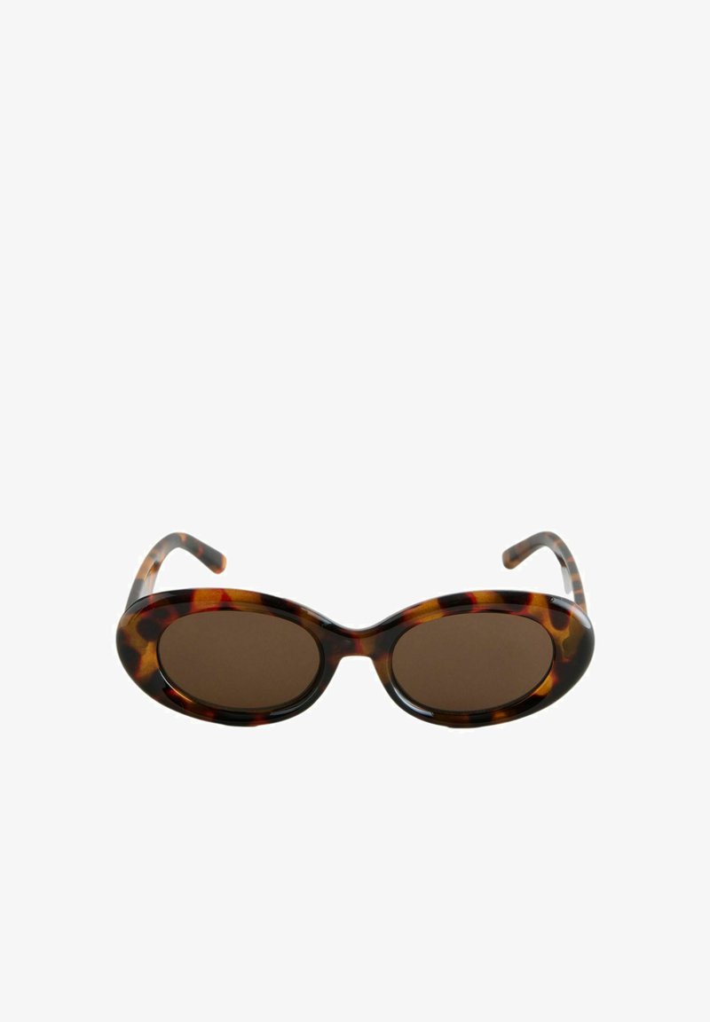 Ovalne sončna očala iz želvovine z temno rjavimi lečami in ukrivljenimi ročaji na belem ozadju.