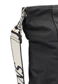Borsa a tracolla in nylon nero con una superficie testurizzata, dotata di una tracolla a motivo crema e un gancio in metallo argento per il fissaggio.