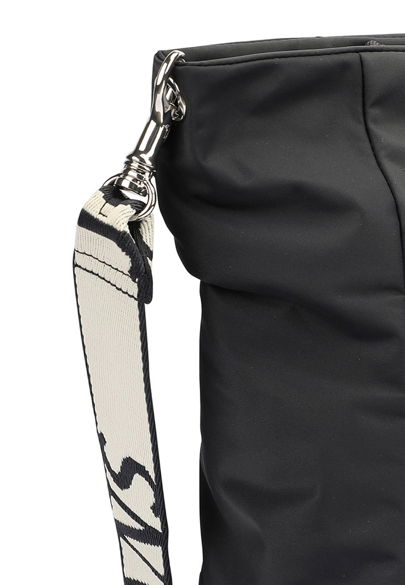Schwarze Nylon-Tasche mit strukturierter Oberfläche, ausgestattet mit einem gemusterten cremefarbenen Tragegurt und einem silbernen Metallclip zur Befestigung.