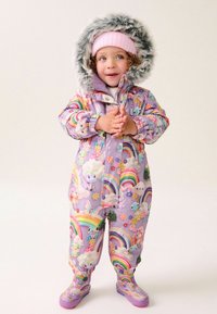 Lila Regenjacke mit bunten Cartoon-Mustern, ausgestattet mit einer flauschigen grauen Kapuze, gesicherten Bündchen und passenden lila Stiefeln mit einem Regenbogen-Design.