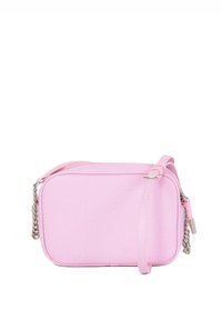 Borsa a tracolla rosa realizzata in materiale sintetico testurizzato, con forma rettangolare, dettagli in catena argentata e tracolla regolabile.