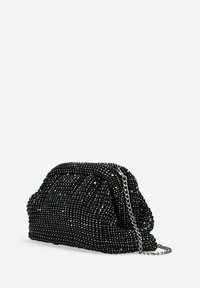 Bolso de mano negro con cuentas, con textura arrugada, cadena plateada, y un interior liso, que presenta una forma redondeada y estructurada.