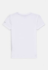 Bílý bavlněný tričko, krátké rukávy, kulatý výstřih, hladká textura, bez vzorů, jednoduchý design, s malým logem potištěným na rukávu.