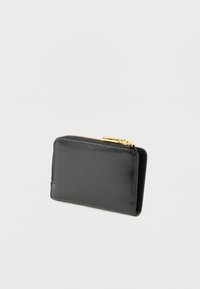 Musta nahkalompakko, jossa on sileä pinta, suorakulmainen muoto, kultaiset vetoketjun kalusteet ja minimalistinen muotoilu. Kompakti ja ohut profiili.