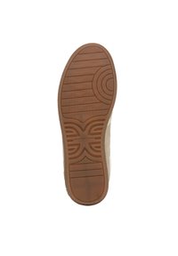 Sole in gomma marrone con grip testurizzato, caratterizzata da un logo circolare e un design ondulato. Parte superiore in camoscio di colore chiaro e costruzione senza soluzione di continuità.