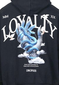 Schwarzer Kapuzenpullover mit einem grafischen Motiv einer blauen Schlange, die sich um eine Hand wickelt, mit weißem Text "LOYALTY" und Tauben vor einem Wolkenhintergrund.