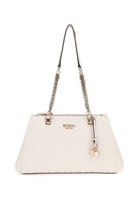 Borsa in crema trapuntata con forma strutturata, catena argentata e manici in pelle, dettaglio del logo dorato e un ciondolo con accento di lettera.