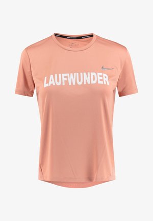 Jasnoróżowa, koralowa koszulka do biegania Nike z krótkim rękawem, białym tekstem "LAUFWUNDER" i małym srebrnym logo Nike z przodu.