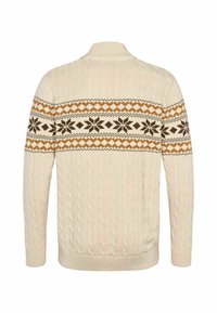 Pull en maille torsadée crème avec un motif géométrique et flocons de neige marron et moutarde sur la poitrine et le haut des bras, vu de dos.