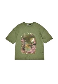 Olijf groene oversized T-shirt gemaakt van katoen, met een grafisch ontwerp van vogels, een maan en een huis, omringd door sterren en bomen.