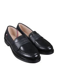 Loafers din piele neagră cu o finisare netedă, vârf rotund și detalii cusute. Prezintă un guler căptușit și un logo subtil embosat pe curea.