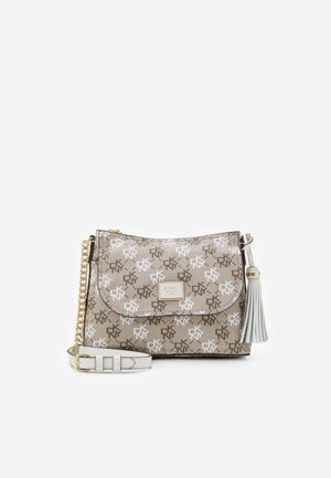 Sac bandoulière beige et blanc à motifs, avec une chaîne dorée, un pompon en cuir blanc et une petite plaque de logo sur le devant.