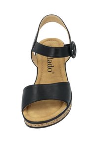 Sandal in pelle nera con ampia fascia frontale, cinturino alla caviglia e fibbia rotonda. Soletta in morbido color nocciola e zeppa in sughero testurizzata.