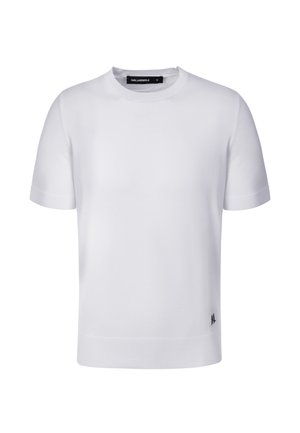 Weißes kurzärmliges Strick-T-Shirt mit Rundhalsausschnitt, geripptem Kragen und Bündchen, mit kleinem schwarzem Logo nahe dem unteren Saum auf der Vorderseite.