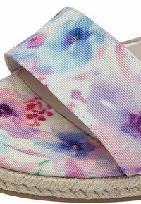 Sandali con motivo floreale, caratterizzati da morbide cinghie in tessuto nei colori pastello, una soletta imbottita e dettagli in juta intrecciata alla base.