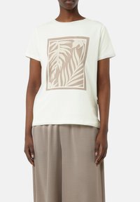 Light green short-sleeved t-shirt featuring a beige leaf design in a square frame. Soft fabric with a relaxed fit.
