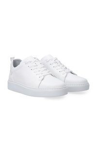 Weiße Sneakers mit einem glatten Leder-Obermaterial, Netzseitenpaneelen, runder Zehenpartie und Gumm sole. Verfügt über flache Schnürsenkel und eine Zuglasche an der Ferse.