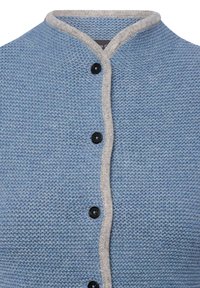 Hellblauer Strickcardigan mit grauem Besatz, Rundhalsausschnitt und vier schwarzen Knöpfen auf der Vorderseite.