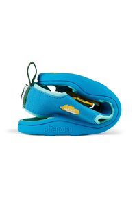 Scarpa da bambino slip-on blu con tomaia in suede testurizzato, accenti verdi e suola in gomma moldata con retro arrotondato e design flessibile.