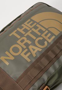 The North Face BASE CAMP TOTE PACK UNISEX - Hátizsák - new taupe green/smokey brown/utility brown