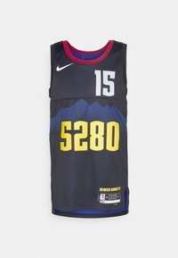Czarny koszulka do koszykówki z czerwonym wykończeniem, niebieską grafiką gór oraz żółtym numerem "5280" i białym numerem "15". Zawiera metki NBA i Nike.
