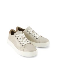 Sneakers beige chiaro con finitura metallica, lacci bianchi, dettagli grigi sul tallone e suola in gomma bianca. Texture liscia in tutto.