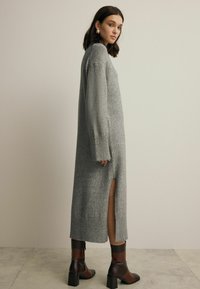 Next RELAXED TALL - REGULAR FIT - Svetríkové šaty - neutral brown mole