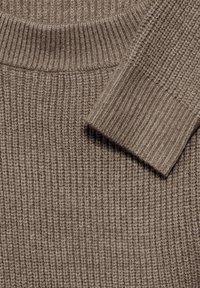 Maglione lavorato a maglia marrone con texture, caratterizzato da un collo e polsini a costine, che mette in mostra un materiale morbido e caldo con leggere variazioni di colore.