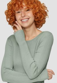 Miętowa, prążkowana bluzka z długim rękawem, z okrągłym dekoltem i przedłużonymi mankietami, wykonana z miękkiego, teksturowanego materiału.