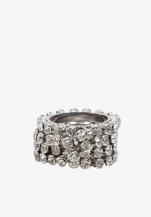 Gruby srebrny pierścionek zdobiony wieloma przezroczystymi kryształkami, z fakturowaną powierzchnią i szerokim obrączkowatym designem dla dodatkowego wymiaru.