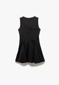 Schwarzes ärmelloses Kleid mit ausgestelltem Rock, aus einem glatten Stoff gefertigt, mit einem Reißverschluss im Rücken und strukturiertem Design.