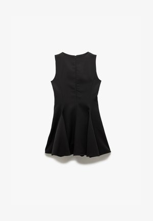 Ärmelloses schwarzes Kleid mit ausgestellt Rock und Reißverschluss hinten, flach auf weißem Hintergrund ausgestellt.