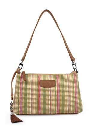Bolso de mano tejido con rayas multicolores en tonos verde, rosa y dorado; cuenta con una correa de cuero marrón y un charm decorativo con borlas.