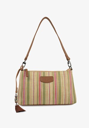 Bolso de mano tejido con rayas multicolores en tonos verde, rosa y dorado; cuenta con una correa de cuero marrón y un charm decorativo con borlas.