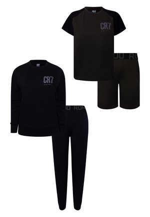 Deux ensembles de pyjama noirs CR7 : l'un avec un haut à manches longues et un pantalon, l'autre avec un haut à manches courtes et un short, tous avec des logos de marque.